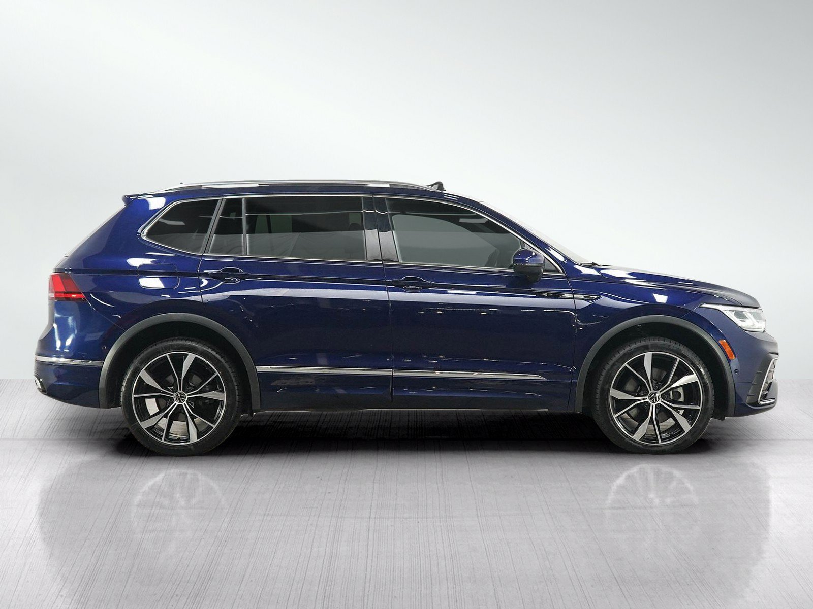 Used 2024  Volkswagen SEL R-Line image 6