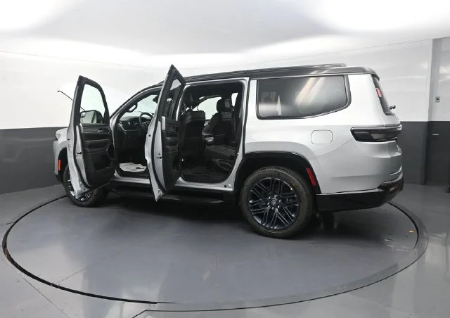 New 2026 Silver-Zynith Exterior Paint Jeep 85th Anniversary Edition image 35