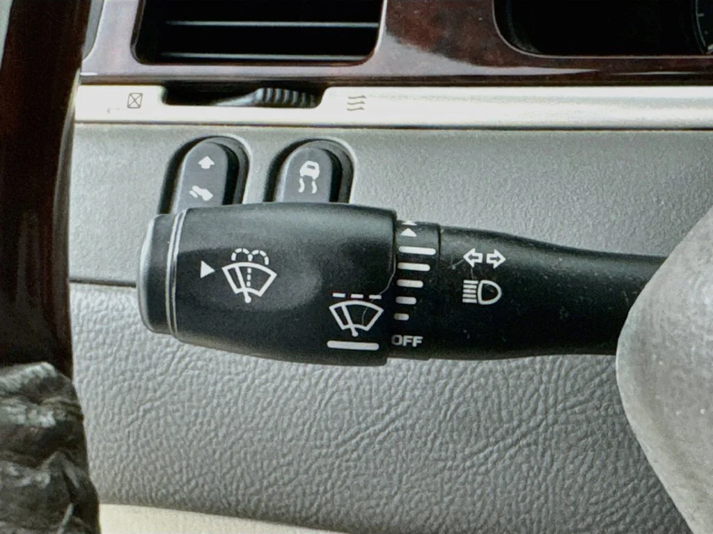 Used 2007 White Lincoln Signature image 12