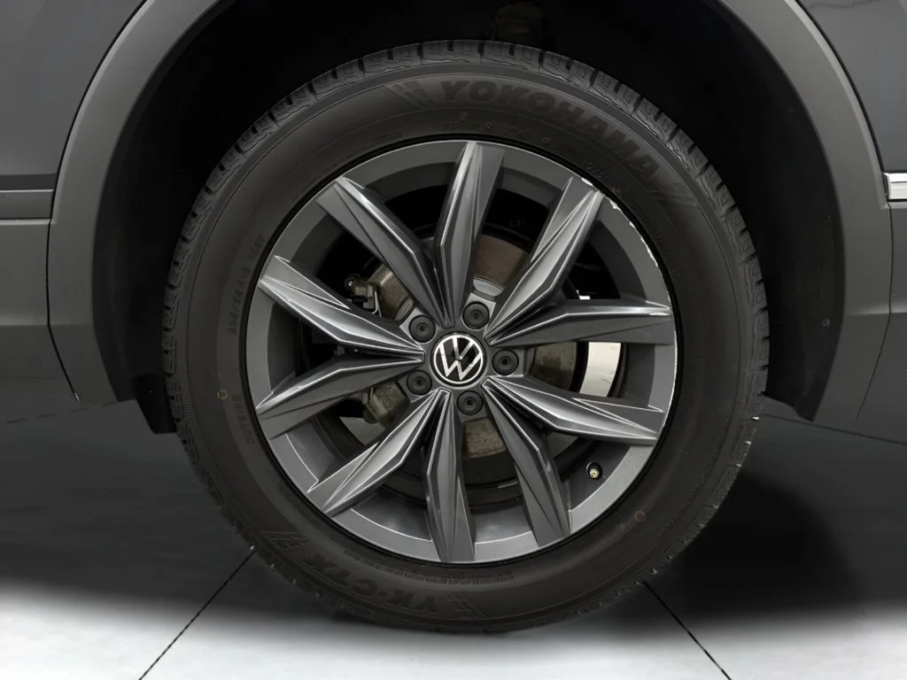 Used 2022 Black Volkswagen 2.0T SE image 31