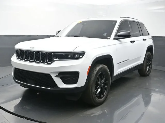 Used 2024 White Jeep Laredo X image 3