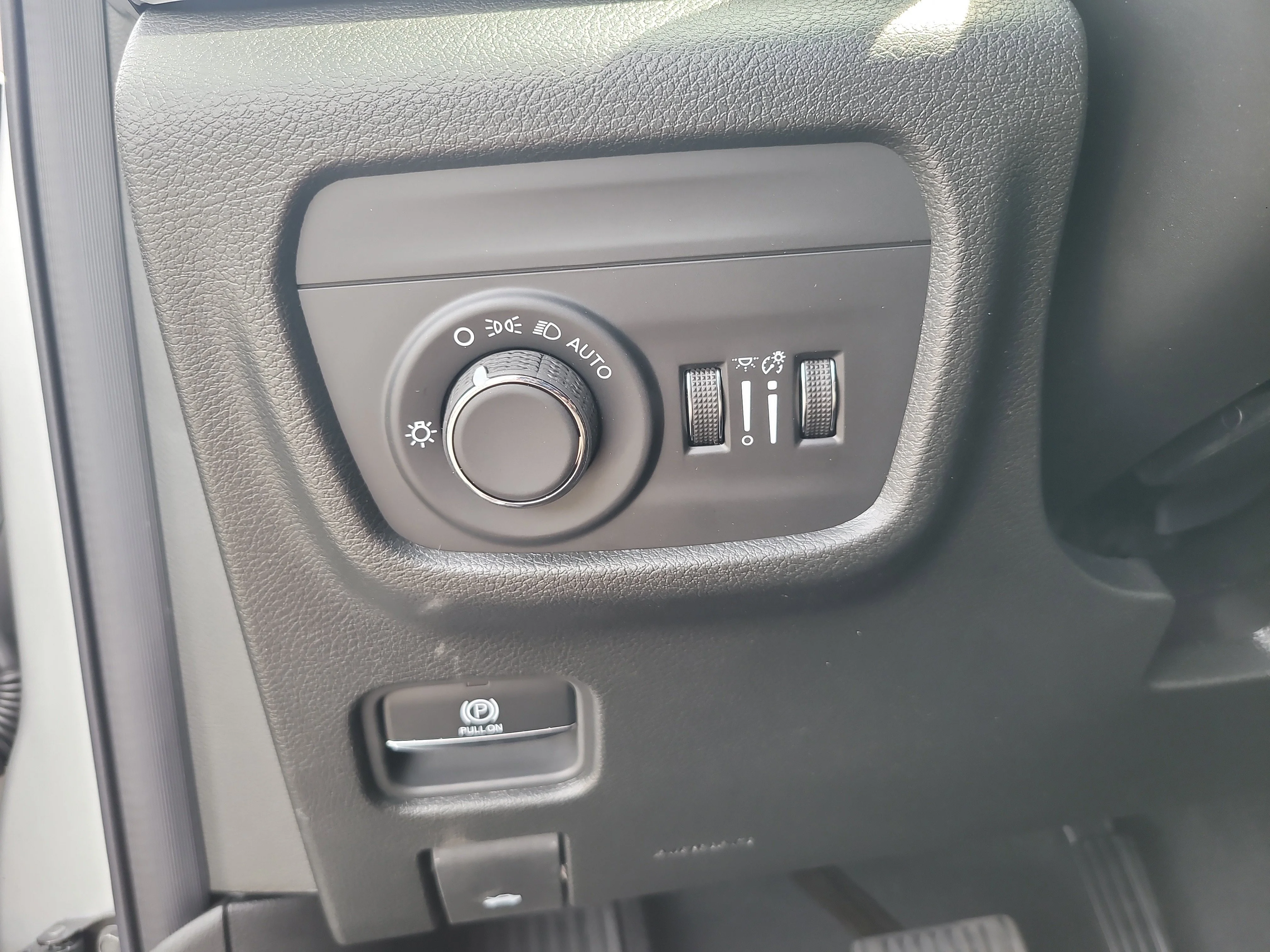 New 2026 Silver Zynith Jeep Laredo Altitude image 22