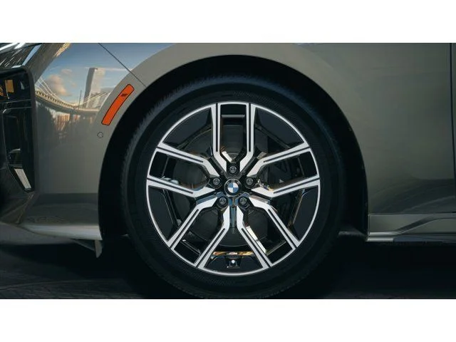 New 2026 Dravit Grey Metallic BMW 760i xDrive image 7