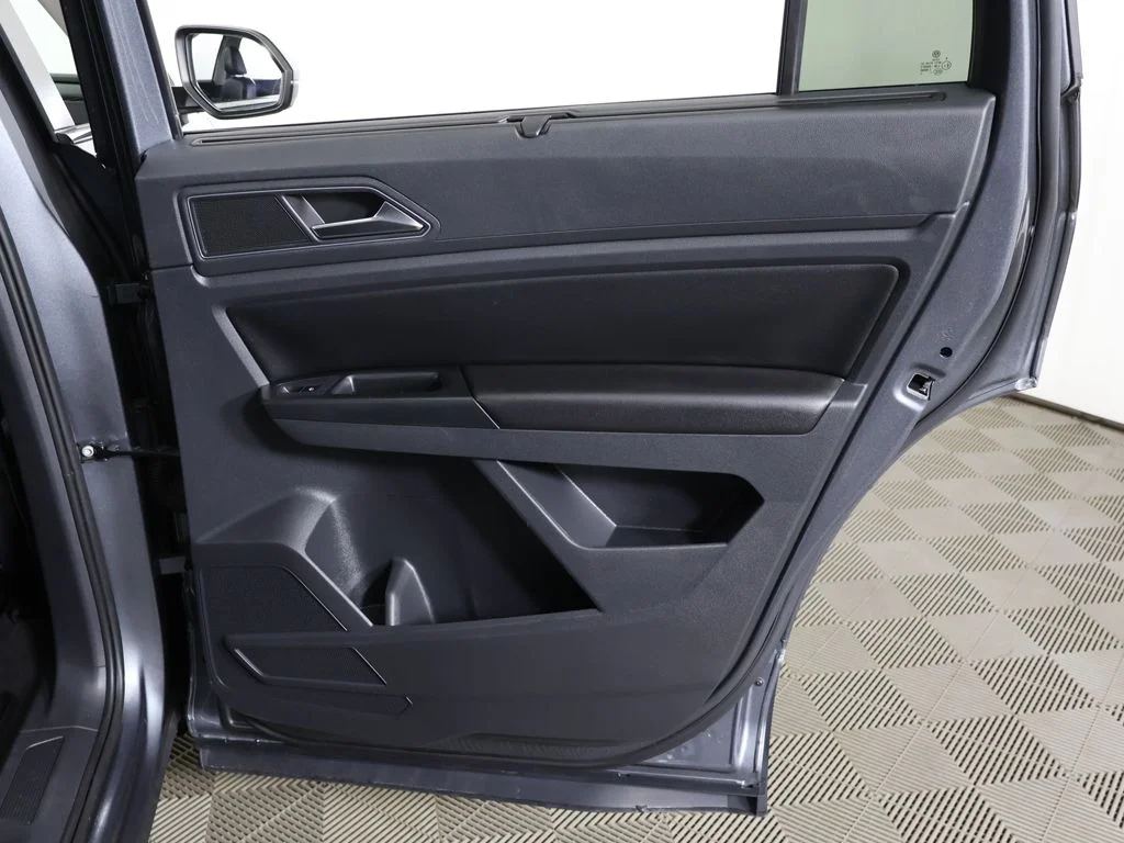 Used 2018 Platinum Gray Metallic Volkswagen 3.6L V6 SE image 27