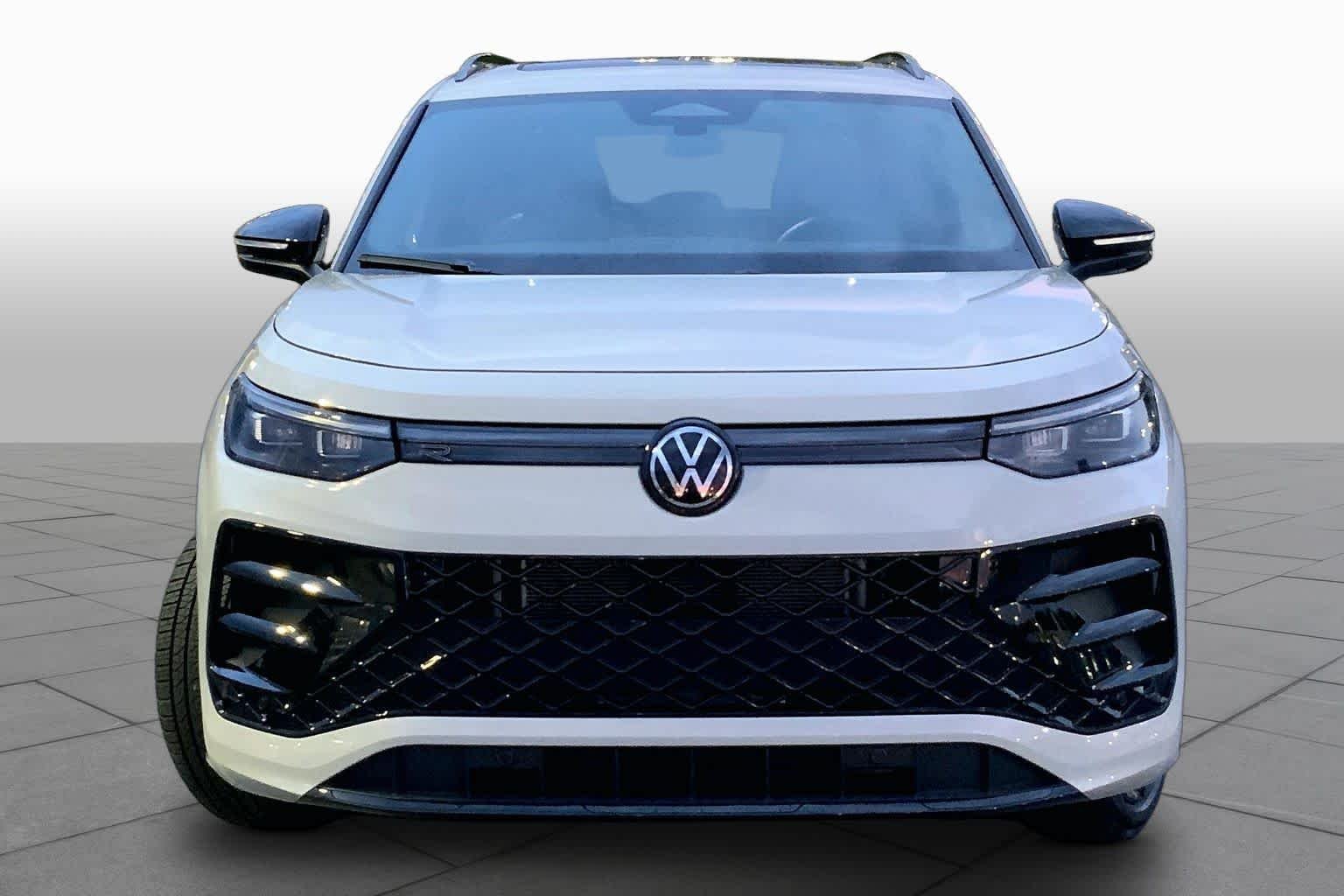 Used 2026 Sandstone Volkswagen SE R-Line Black image 4