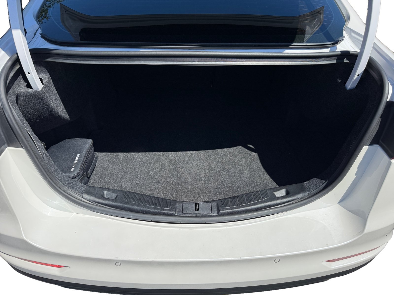 Used 2020 White Platinum Clearcoat Metallic Ford SE image 17