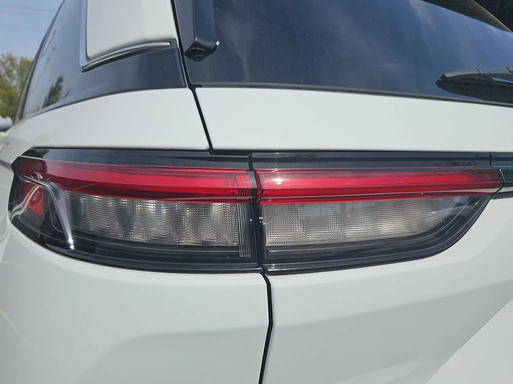 Used 2023 White/off-white Jeep Limited image 35