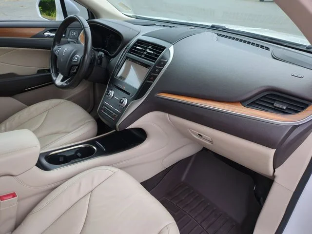 Used 2019 White Lincoln Select image 34
