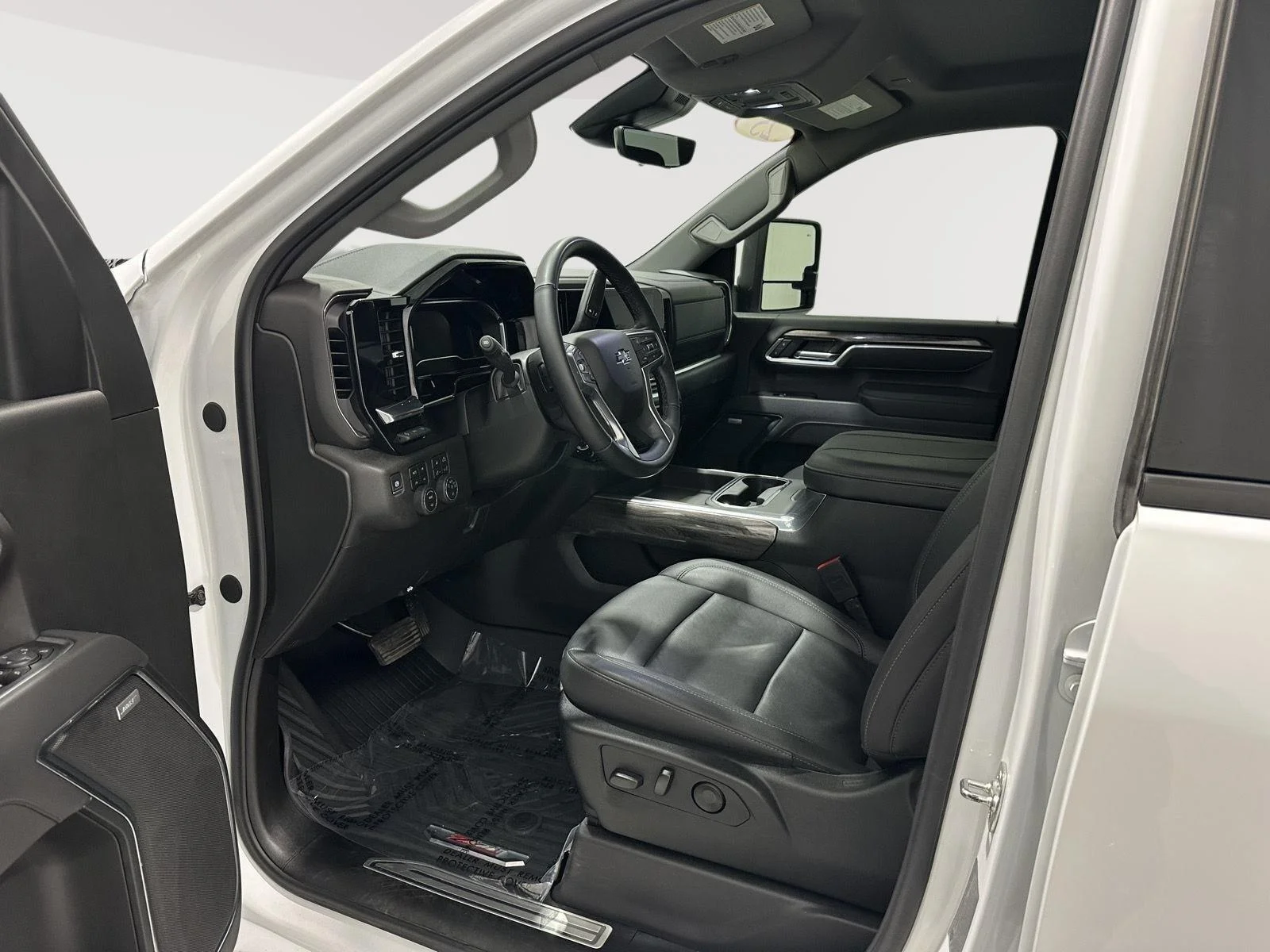 Used 2025 Summit White Chevrolet LTZ image 18