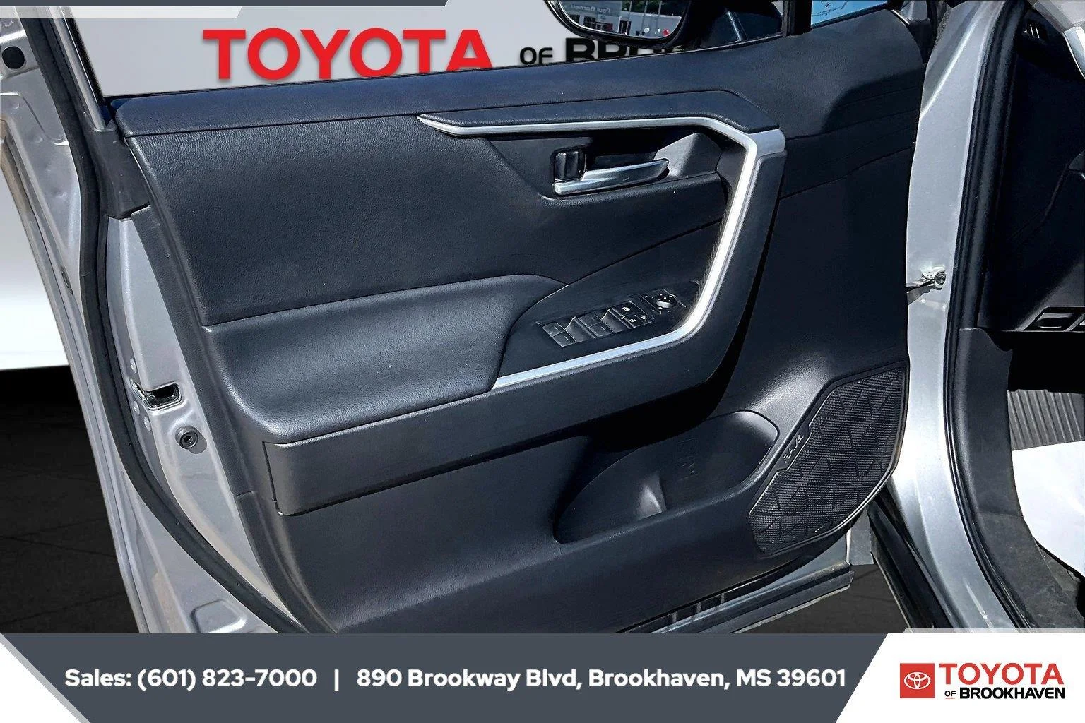 Used 2023 Silver Sky Metallic Toyota XLE image 17