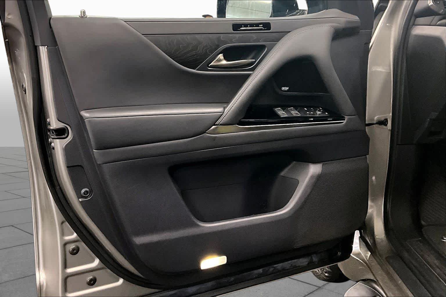 Used 2022 Atomic Silver Lexus Luxury image 20