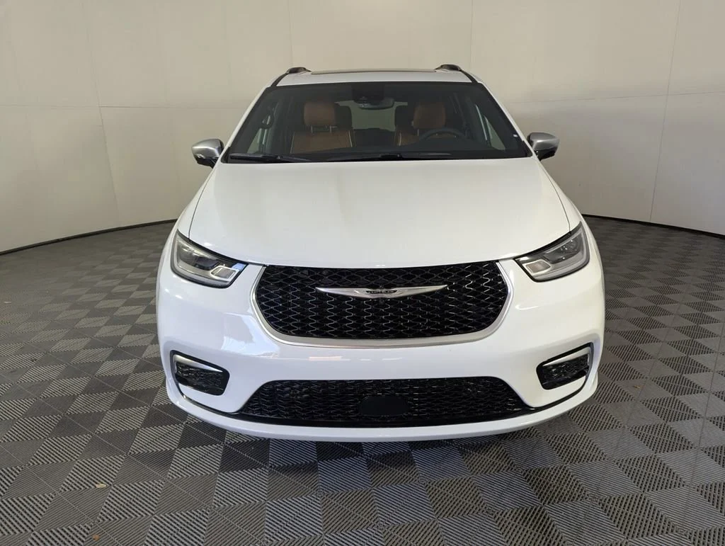 New 2026 Bright White Clear-Coat Exterior Paint Chrysler Pinnacle image 3