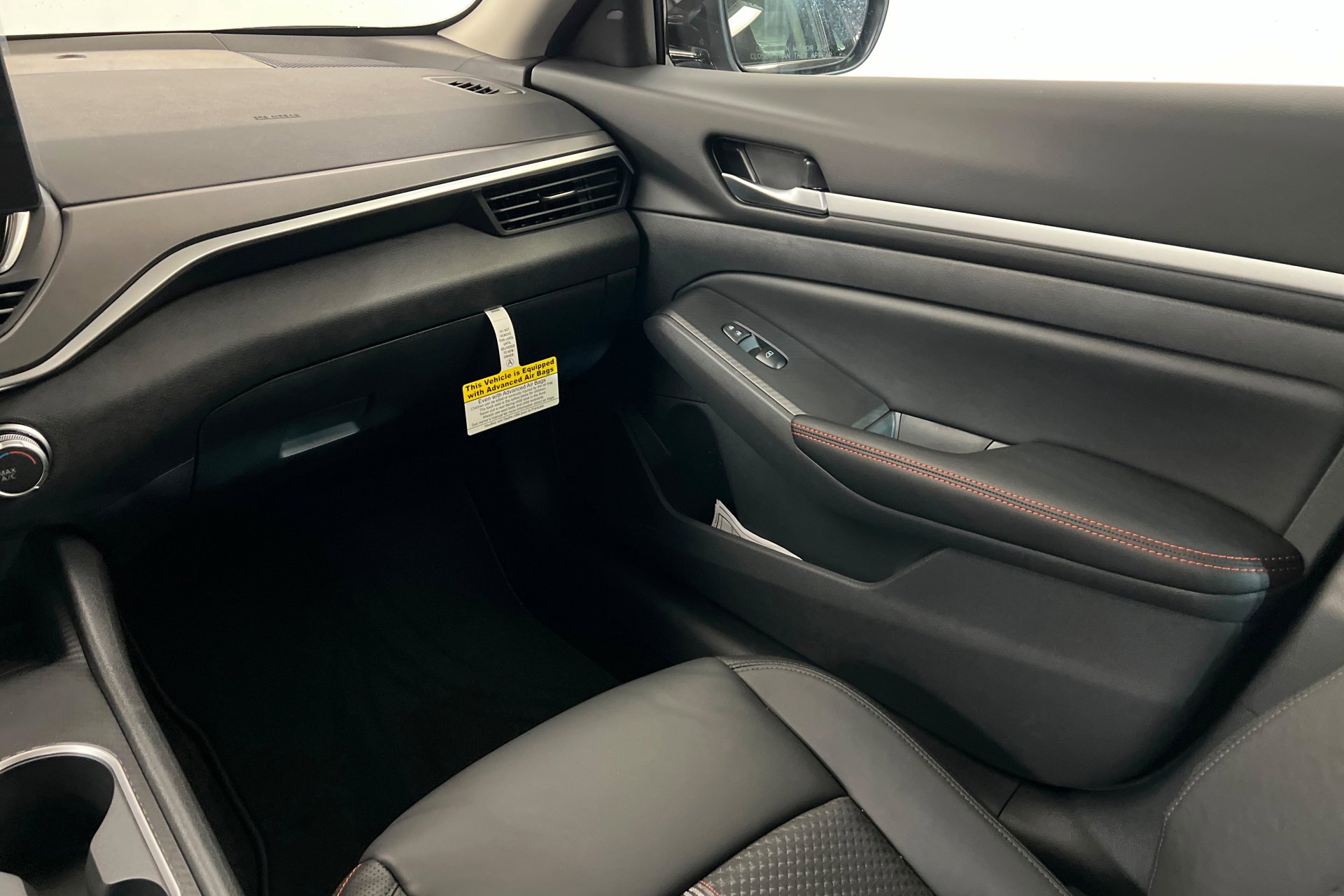 New 2026 Gray Sky Pearl / Super Black Two-tone Nissan SR image 11