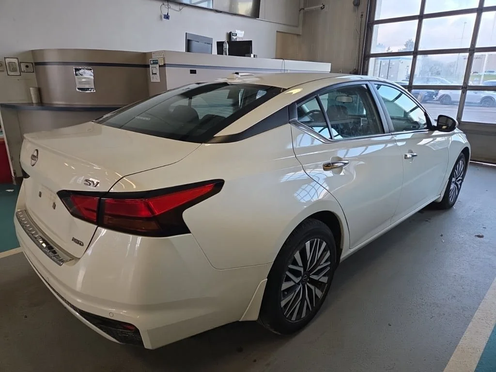 Used 2023 White Nissan 2.5 SV image 2