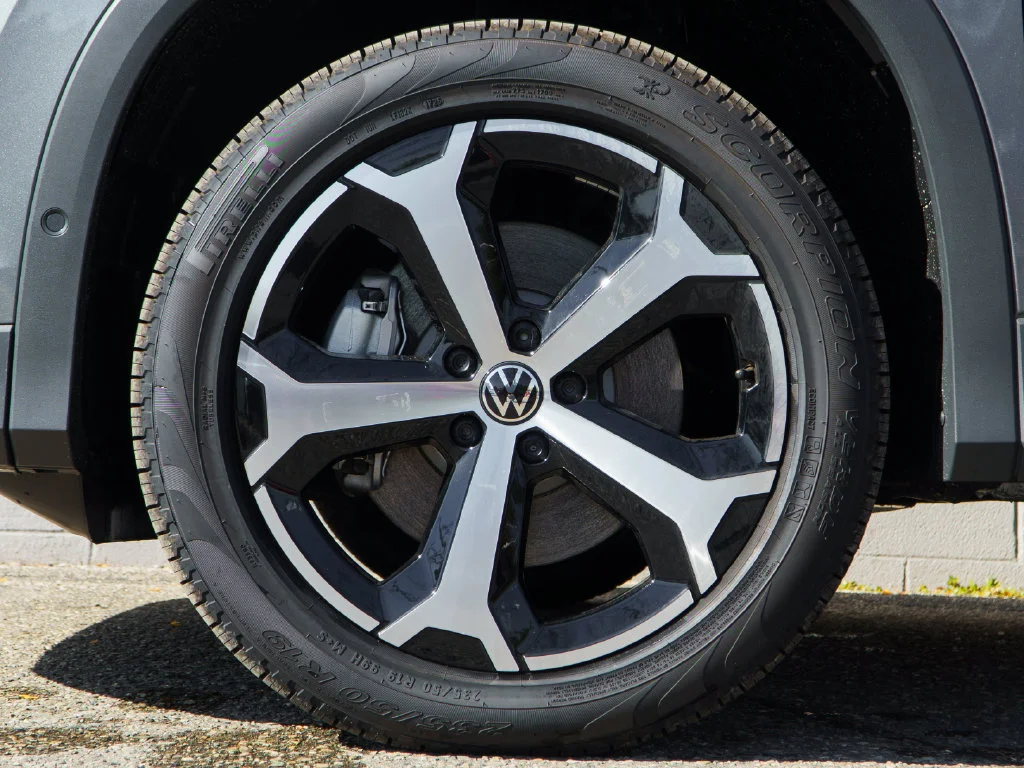 New 2026 Platinum Gray Metallic Volkswagen 2.0T SE image 7