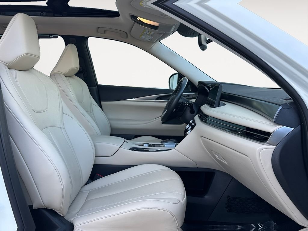 Used 2023 White INFINITI LUXE image 15