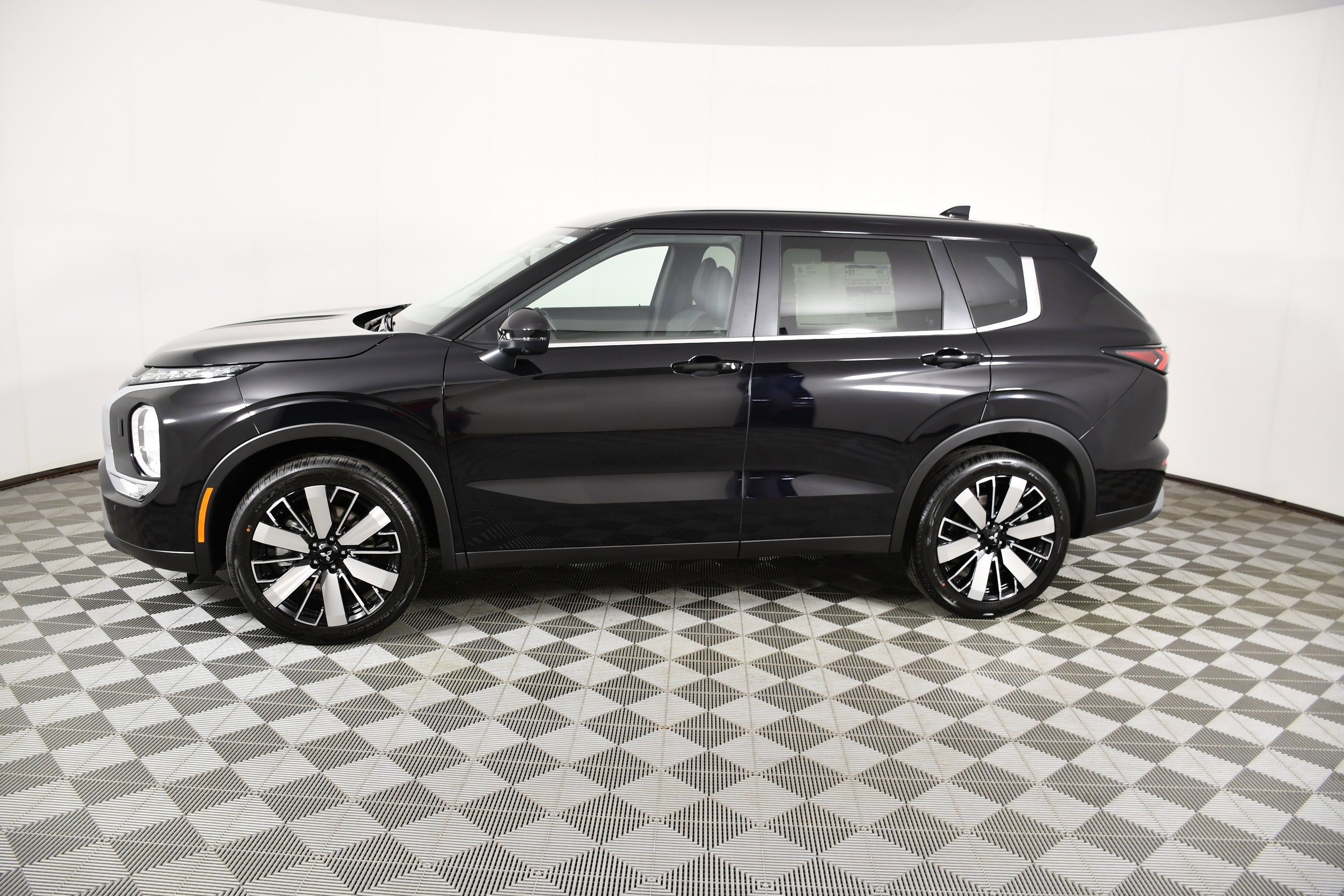 New 2026 Labrador Black Pearl Mitsubishi SE image 8