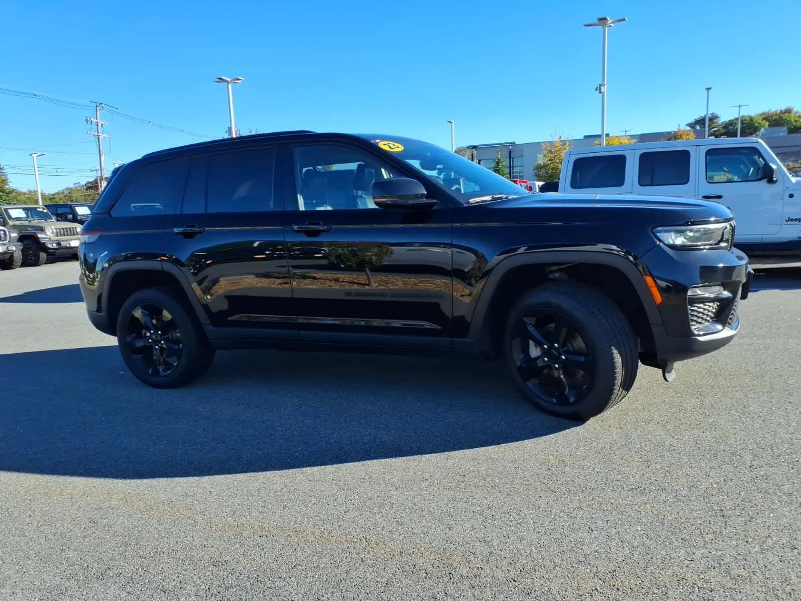 Used 2023 Diamond Black Crystal Pearlcoat Jeep Limited image 6