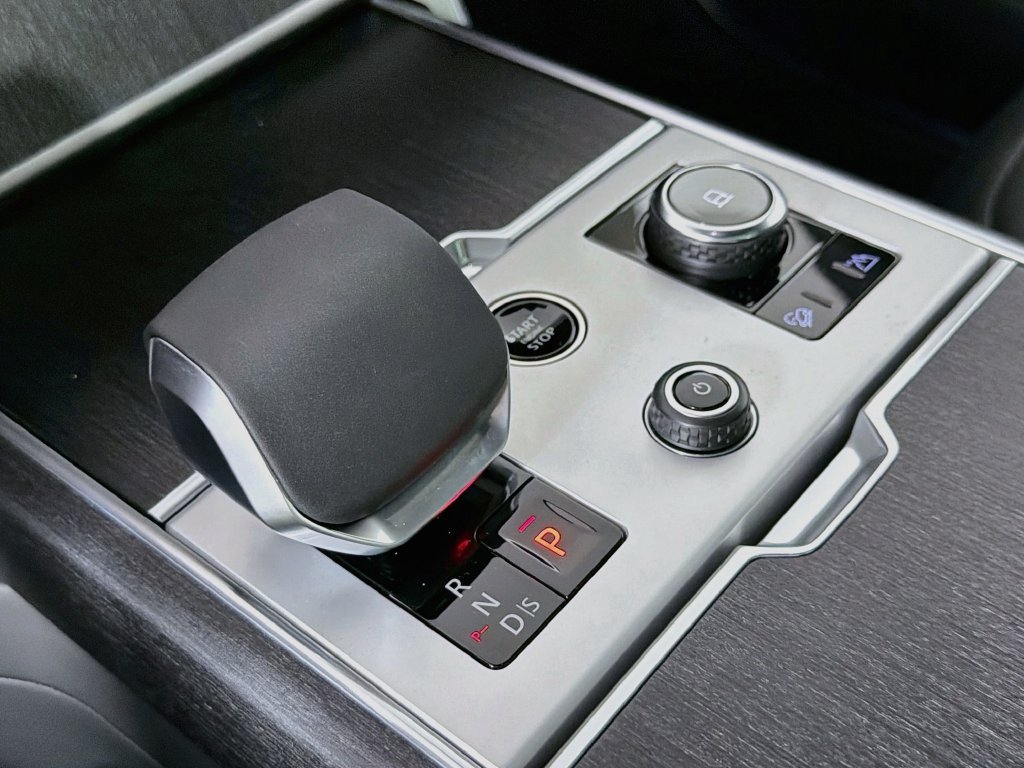 New 2027 Carpathian Grey Land Rover SE image 17