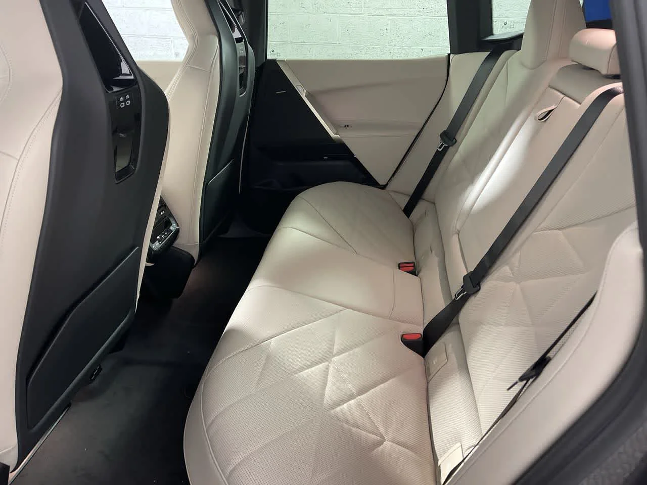 New 2022 Alpine White BMW xDrive50 image 26