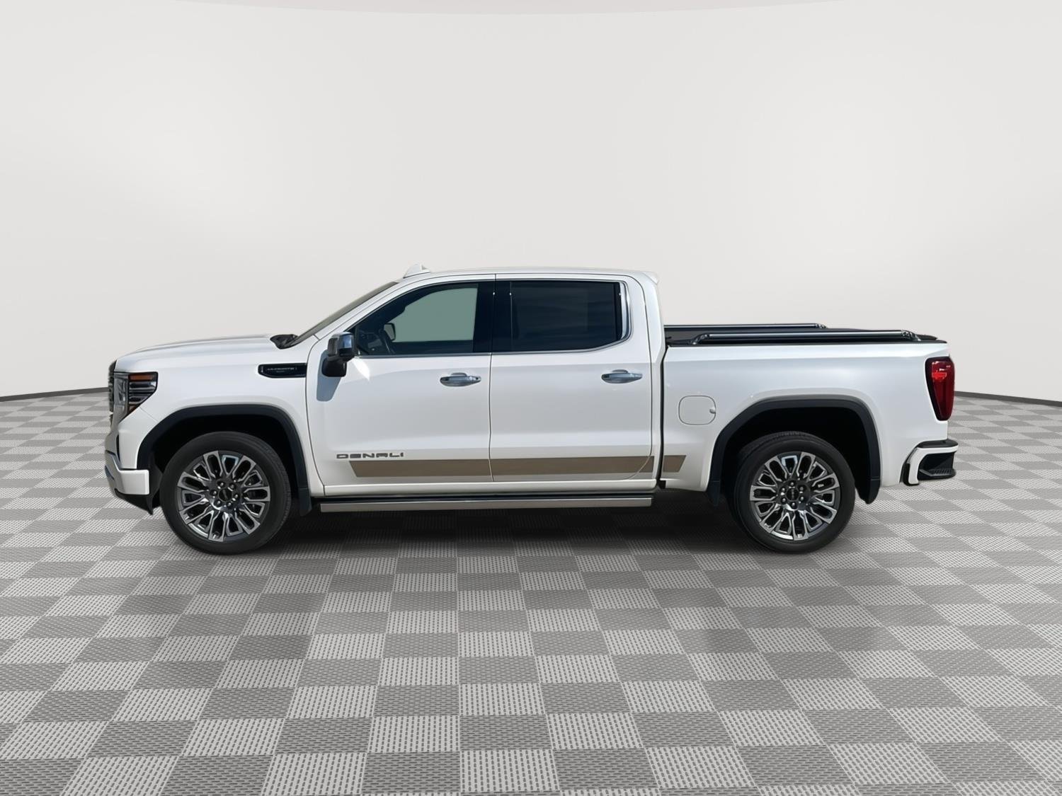 Used 2023 White Frost Tricoat GMC Denali Ultimate image 6