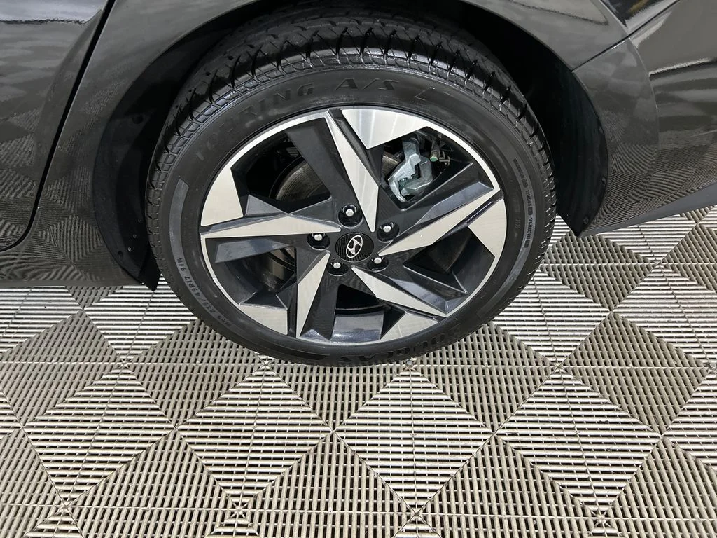 Used 2023 Black Hyundai SEL image 10