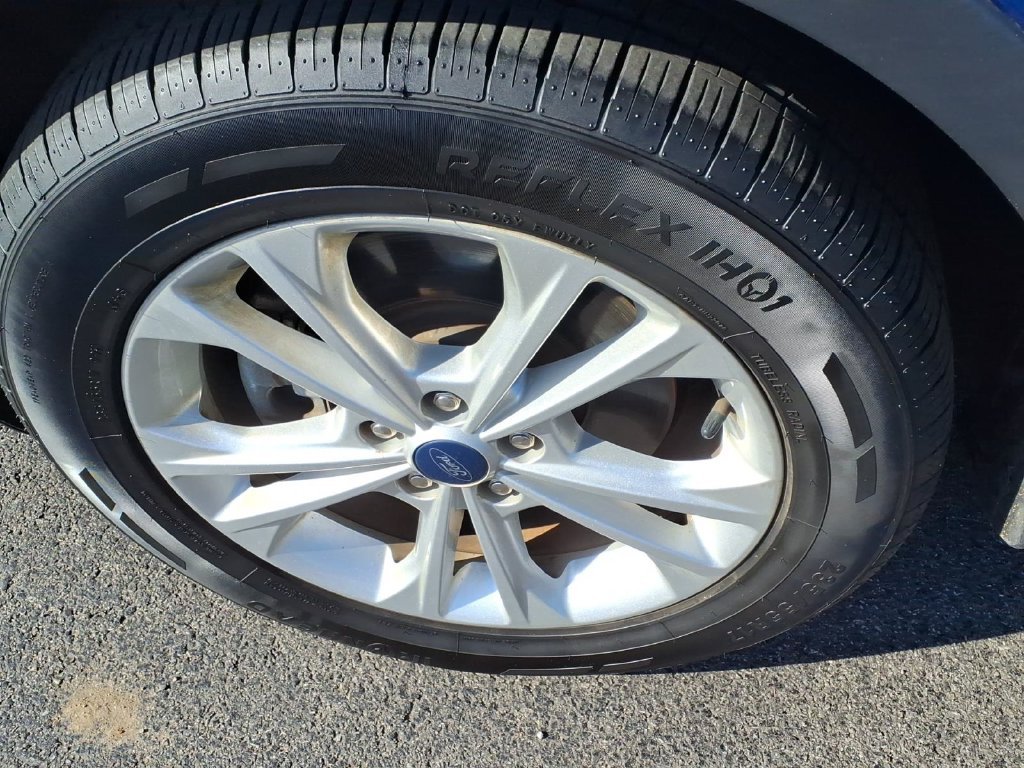 Used 2018 Lightning Blue Metallic Ford SEL image 16