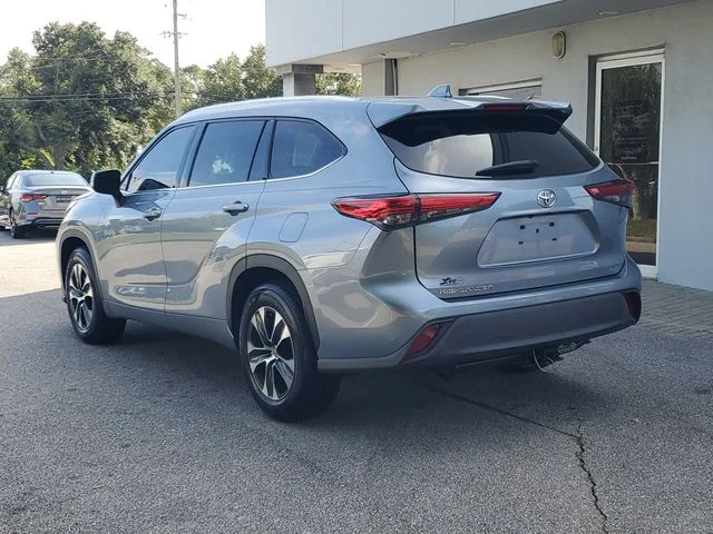 Used 2020  Toyota XLE image 2