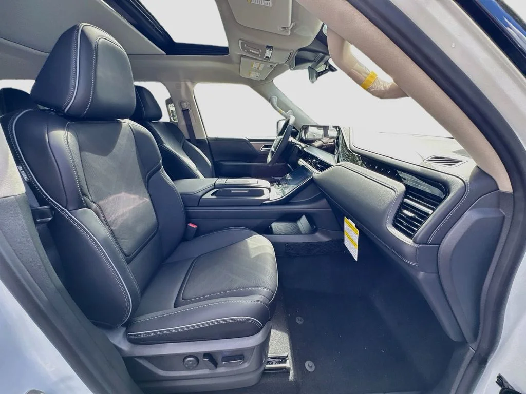 New 2027 RADIANT WHITE INFINITI Luxe 4WD image 31