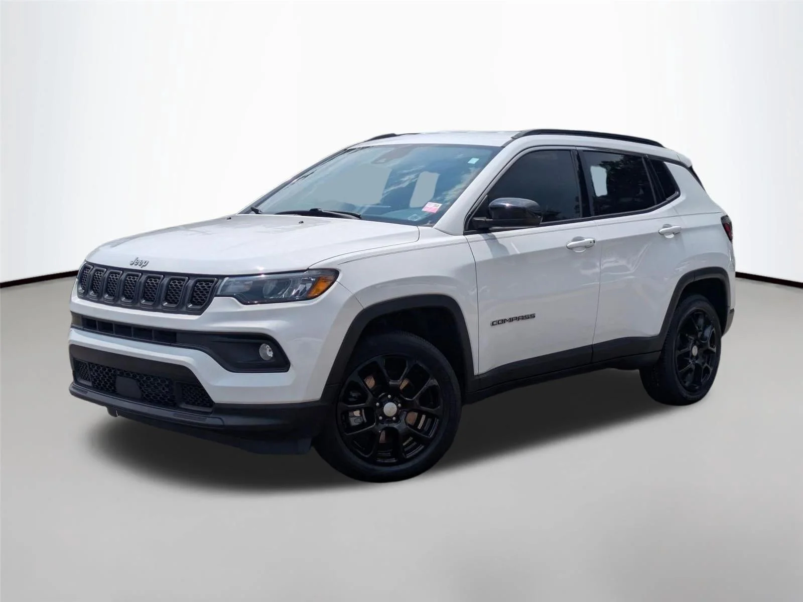 Used 2023 Bright White Clearcoat Jeep Latitude Lux image 1
