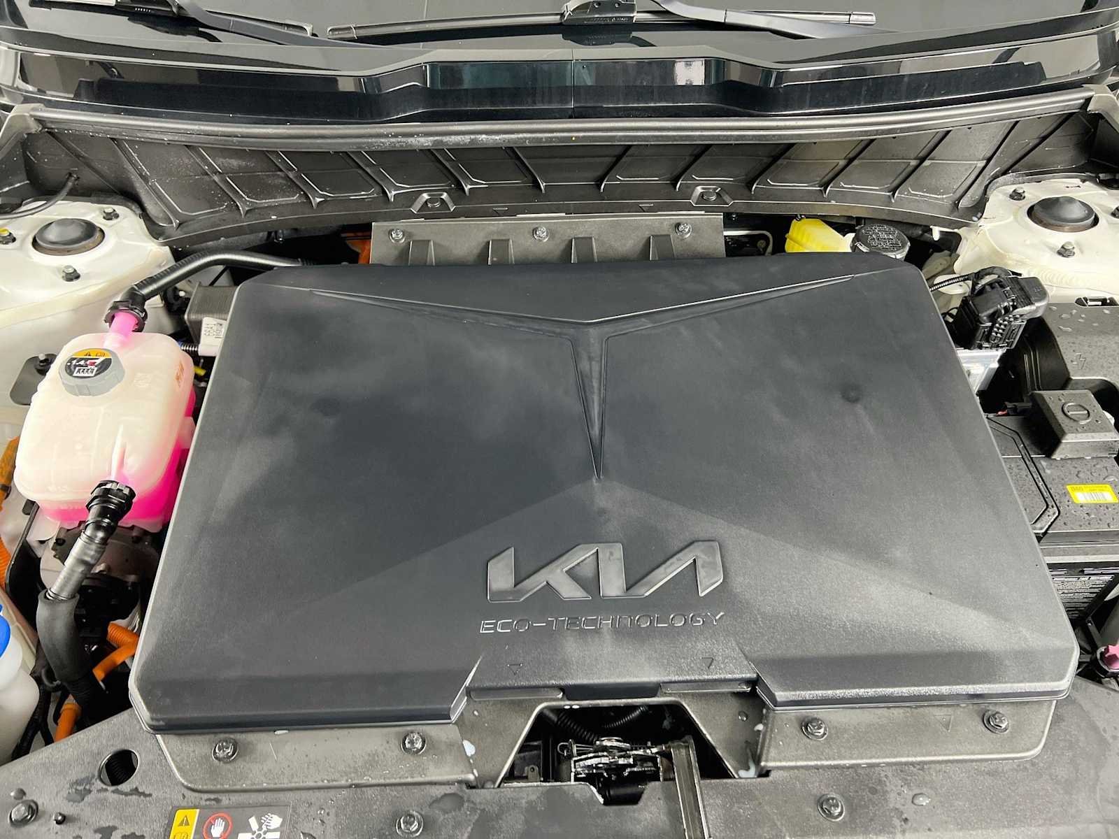Used 2025 Snow White Pearl Kia Wave image 31