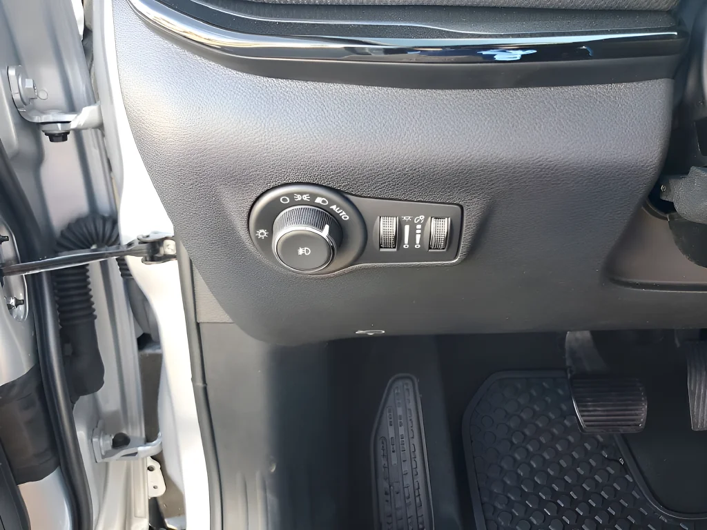 New 2026 Silver Zynith Metallic Clearcoat Jeep Latitude image 33
