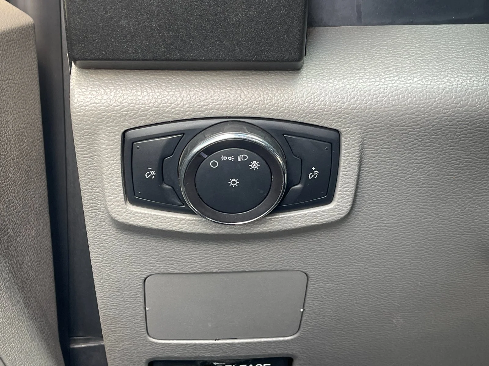 Used 2018 White Ford XL image 26