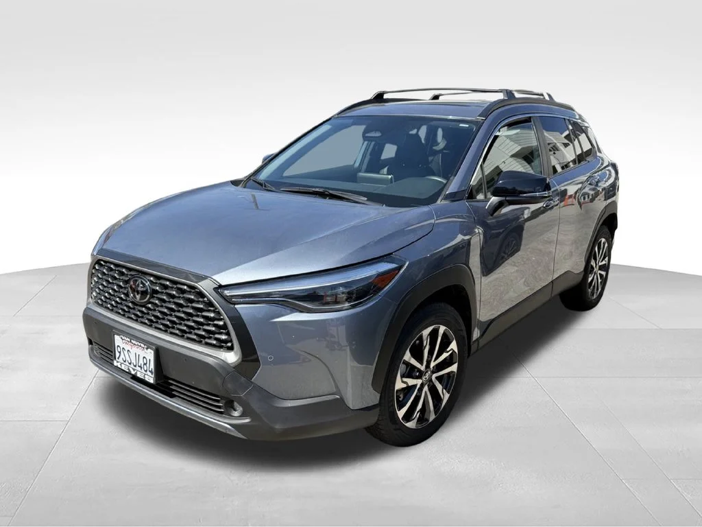 Used 2025  Toyota XLE image 2