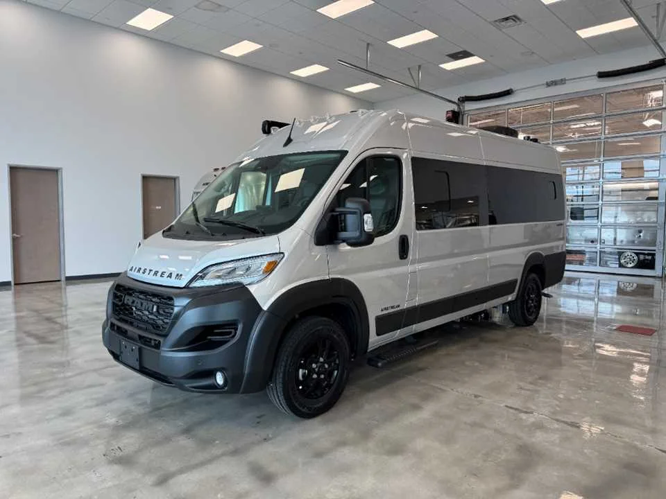 New 2027 BRIGHT SILVER METALLIC AIRSTREAM  image 6