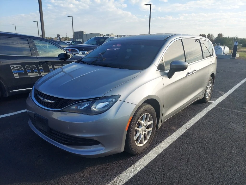 Used 2018 Silver Chrysler LX image 2