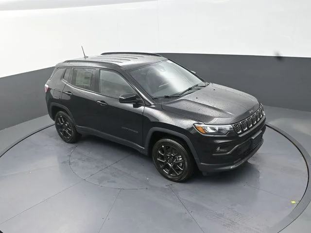 New 2026 Diamond Black Crystal Pearl-Coat Exterior Paint Jeep Latitude image 11