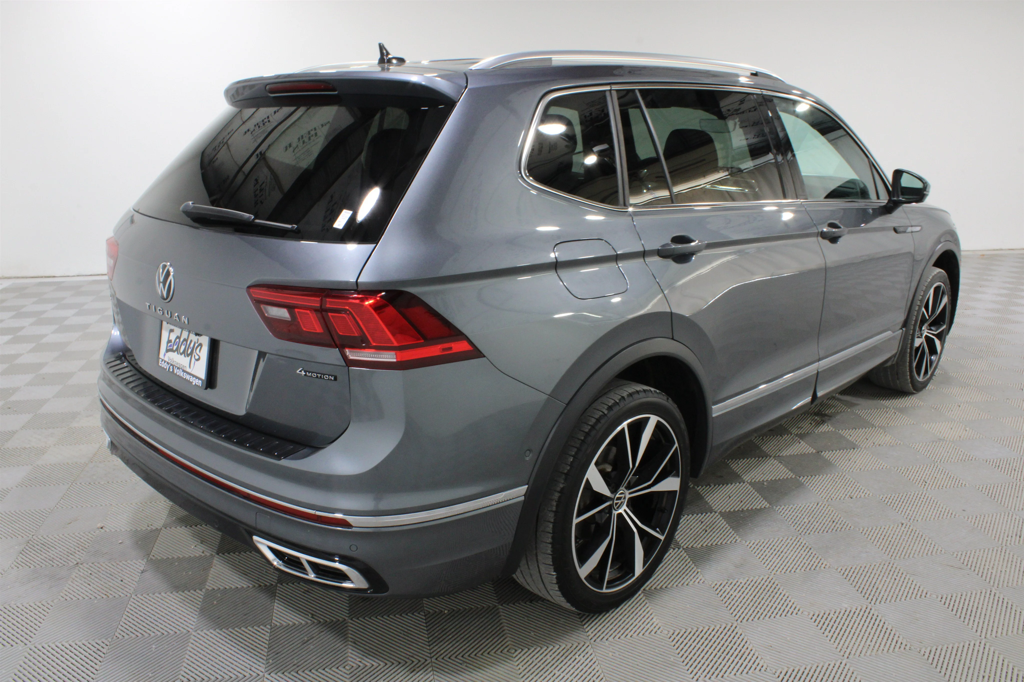 Used 2022 Gray Volkswagen SEL R-Line image 28