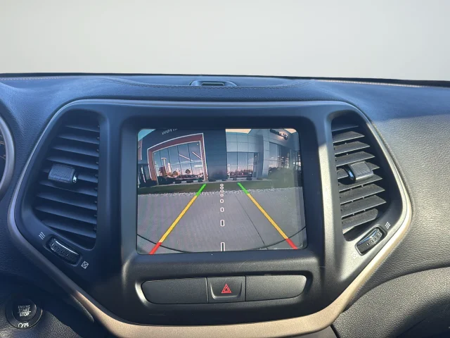 Used 2017 White Jeep Latitude image 15