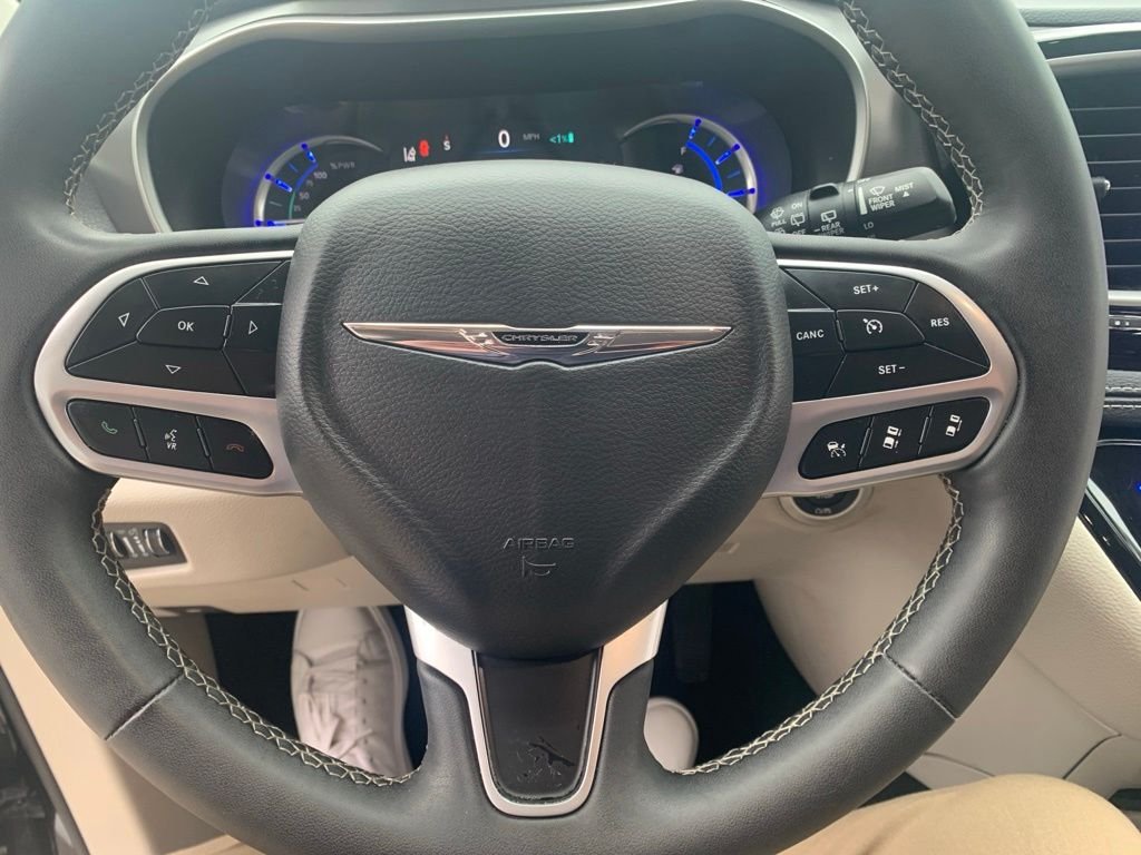 Used 2023 Black Chrysler Touring L image 18