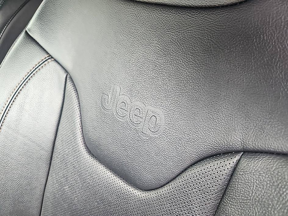Used 2022 Diamond Black Crystal Pearlcoat Jeep Limited image 18