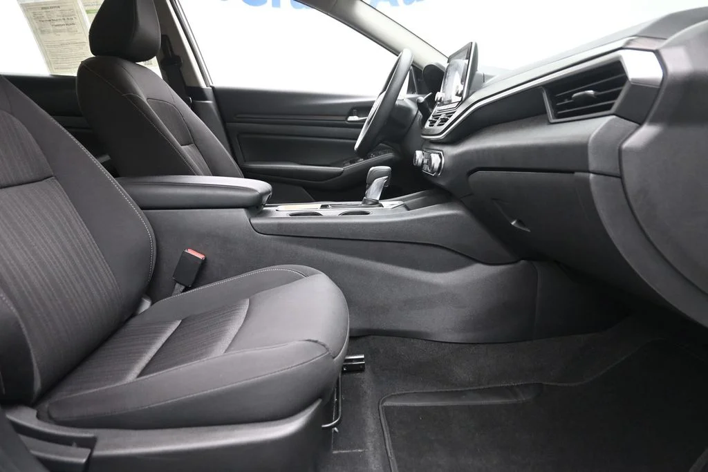 Used 2025 White Nissan 2.5 SV image 9