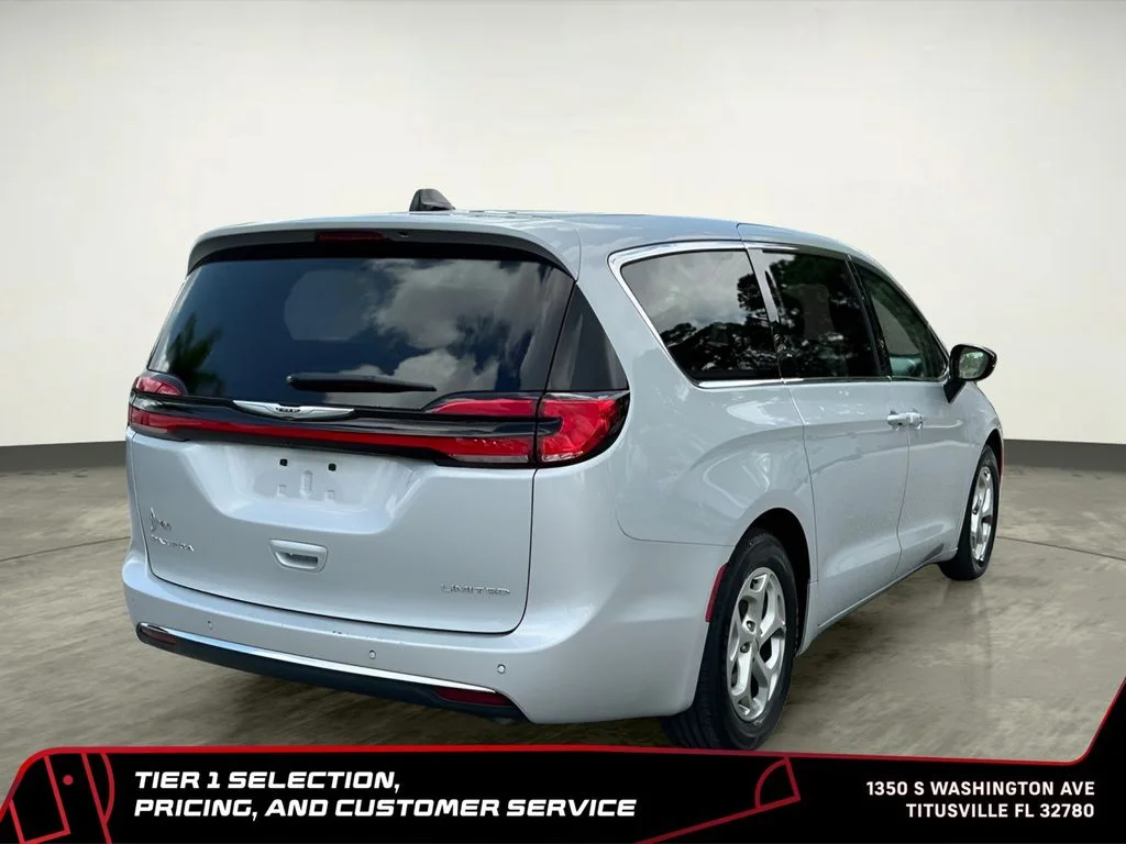 Used 2024 Silver Chrysler Limited image 6