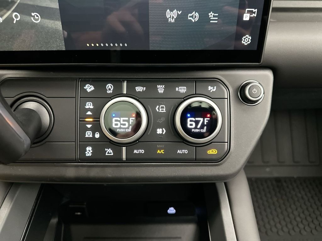New 2026 Santorini Black Land Rover X-Dynamic SE image 13