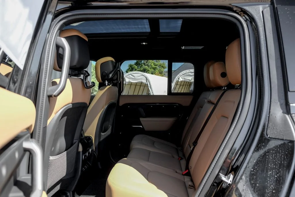 New 2026 Santorini Black Land Rover X-Dynamic SE image 17