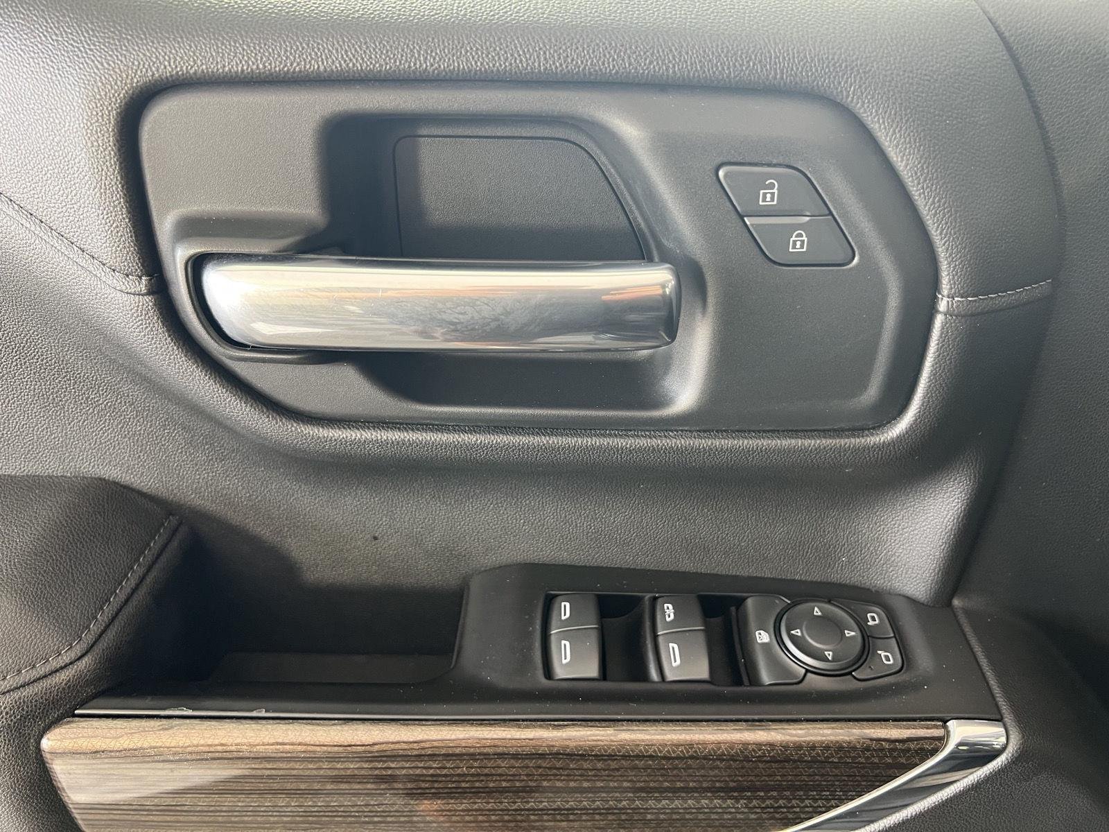 Used 2019 BLACK Chevrolet RST image 8