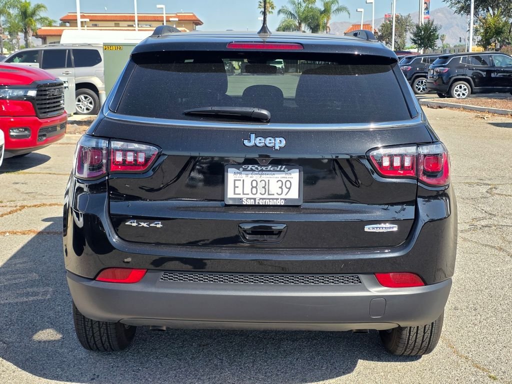 New 2026 Diamond Black Crystal Pearl-Coat Exterior Paint Jeep Latitude image 5