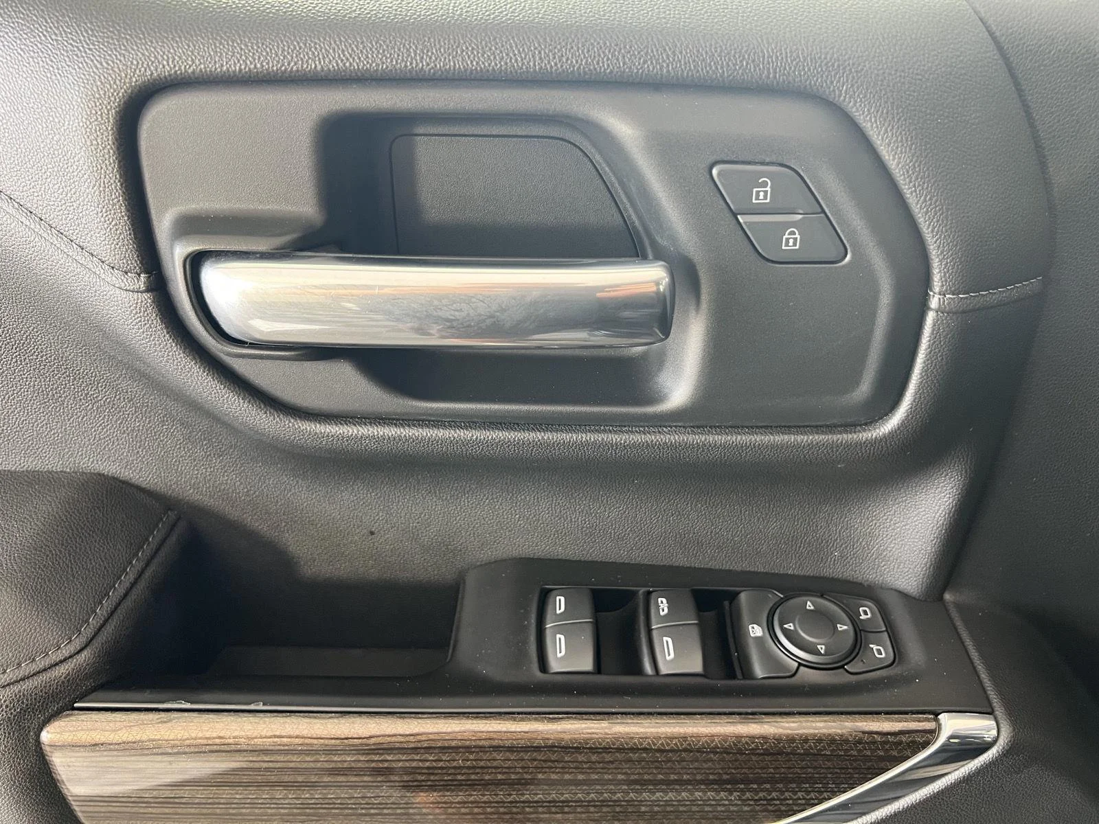 Used 2019 BLACK Chevrolet RST image 8
