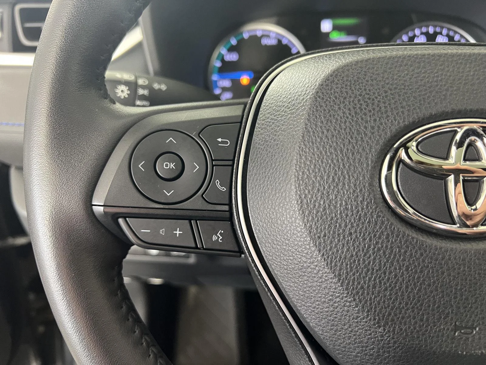 Used 2022 Midnight Black Metallic Toyota Hybrid SE image 16