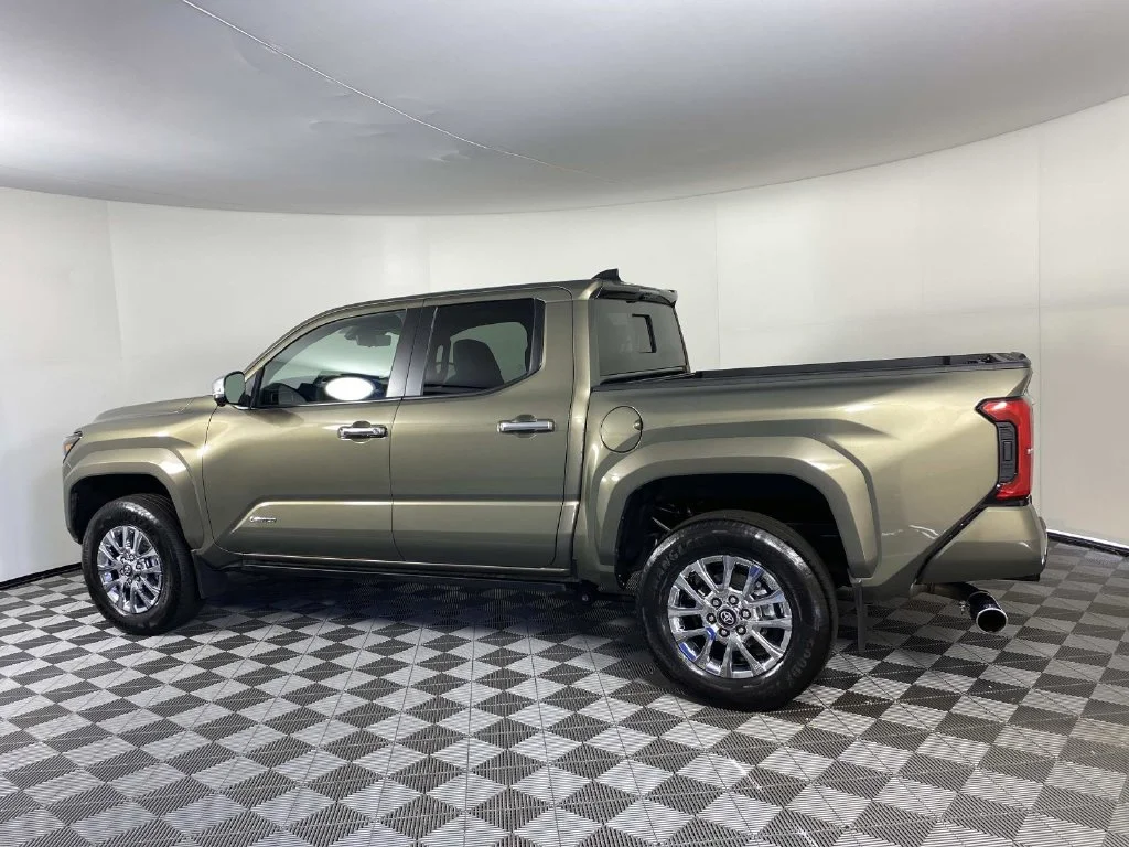 Used 2025 Bronze Toyota Limited image 5